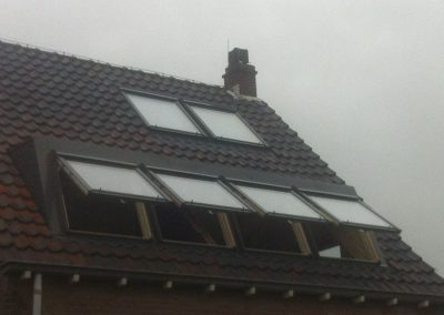 Baskapel met open ramen op dak
